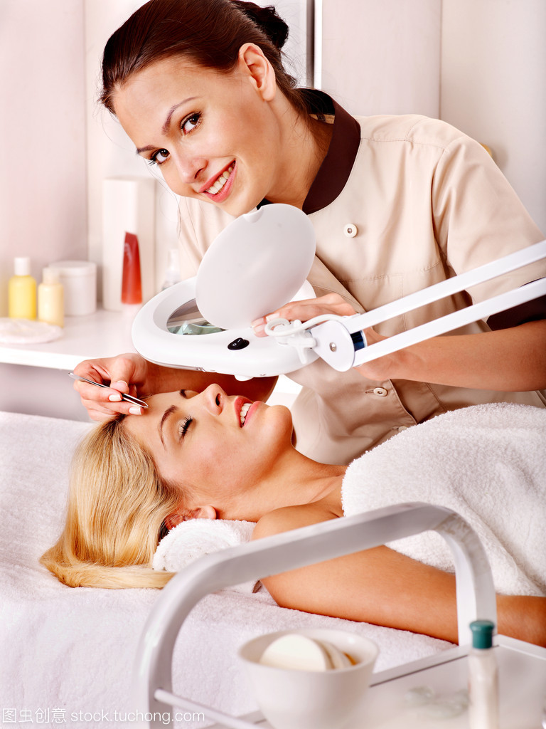 打造精致眉形，美容師的專業眉部打理——Tweezing美容服務